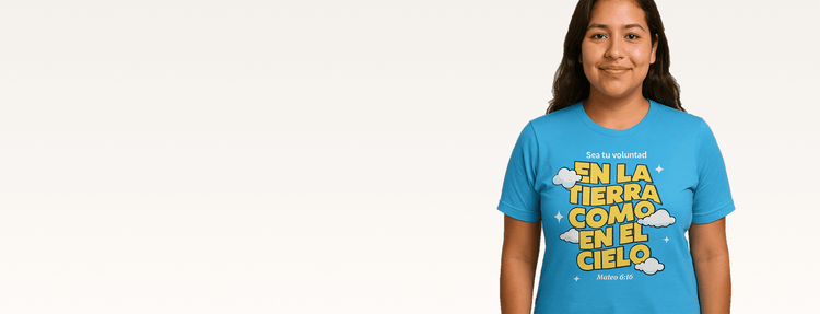 Mujer joven con camiseta cristiana azul “En la tierra como en el cielo” (Mateo 6:10)